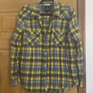 American Eagle. Boyfriend fit women’s plaid shirt.